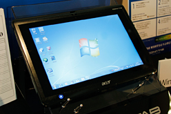 画像ギャラリー No.002のサムネイル画像 / Acer,Fusion APU「C-50」搭載のタブレットPC「ICONIA TAB W500」を発表。タッチパネルのレスポンスは良好