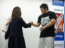 画像ギャラリー No.008のサムネイル画像 / みんなトラヴィスと同じ,男は女に弱いものなのだ。「NO MORE HEROES 英雄たちの楽園」発売記念イベントで宣伝部長ミノワマンがメロメロに