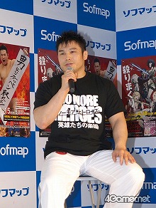画像ギャラリー No.012のサムネイル画像 / みんなトラヴィスと同じ,男は女に弱いものなのだ。「NO MORE HEROES 英雄たちの楽園」発売記念イベントで宣伝部長ミノワマンがメロメロに