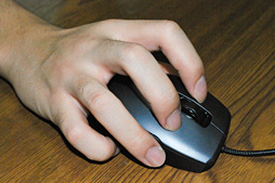 画像ギャラリー No.046のサムネイル画像 / ROCCAT「Kone Pure Optical」レビュー。光学センサー搭載の小型モデルは,小さいマウスを探している人の選択肢となるか