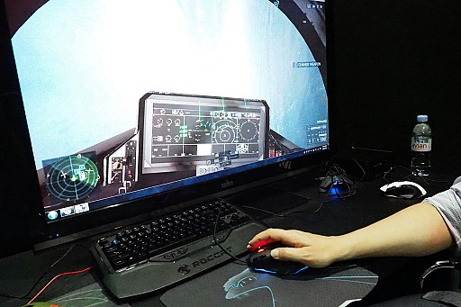 画像ギャラリー No.008のサムネイル画像 / ［COMPUTEX］ROCCATの新世代フラグシップマウス「Tyon」はアナログコントローラ付き