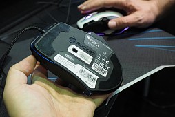 画像ギャラリー No.016のサムネイル画像 / ［COMPUTEX］ROCCATの新世代フラグシップマウス「Tyon」はアナログコントローラ付き