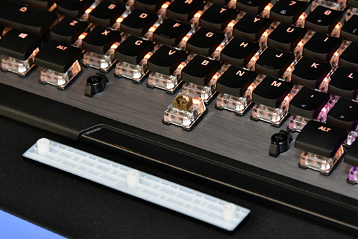 画像ギャラリー No.006のサムネイル画像 / ［COMPUTEX］デザインの方向性も命名ルールも変更したROCCAT，オリジナルキースイッチ「Titan」搭載のキーボード「Vulcan」を披露