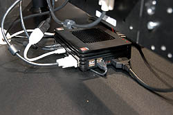 画像ギャラリー No.002のサムネイル画像 / ［COMPUTEX］AMD，ノートPC用の外付けMobility HD 5870を披露。Radeonベースの3D立体視環境も