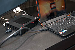 画像ギャラリー No.003のサムネイル画像 / ［COMPUTEX］AMD，ノートPC用の外付けMobility HD 5870を披露。Radeonベースの3D立体視環境も