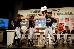 画像ギャラリー No.015のサムネイル画像 / 野球芸人No.1を懸けたリーグが開幕。「プロ野球 オーナーズリーグ」,“よしもと野球芸人No.1決定戦!!”発表記者会見レポート