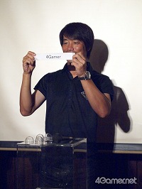 画像ギャラリー No.002のサムネイル画像 / 「サカつくDS ワールドチャレンジ2010 メディア最強チーム決定戦」で,4Gamer代表選手がゲスト解説の中西哲生氏にドキドキ大接近