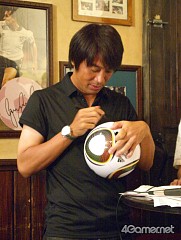 画像ギャラリー No.012のサムネイル画像 / 「サカつくDS ワールドチャレンジ2010 メディア最強チーム決定戦」で,4Gamer代表選手がゲスト解説の中西哲生氏にドキドキ大接近