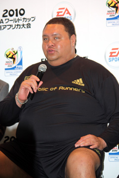 画像ギャラリー No.062のサムネイル画像 / 「2010 FIFA ワールドカップ 南アフリカ大会」の発表会が開催。ベッキー・クルーエルの“可愛いにもほどがある”ゴールパフォーマンスも