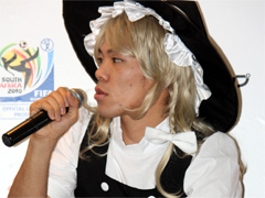 画像ギャラリー No.063のサムネイル画像 / 「2010 FIFA ワールドカップ 南アフリカ大会」の発表会が開催。ベッキー・クルーエルの“可愛いにもほどがある”ゴールパフォーマンスも