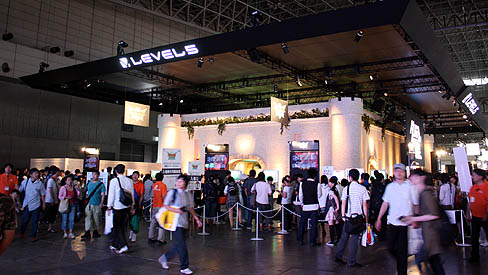 画像ギャラリー No.002のサムネイル画像 / [TGS2010]レベルファイブブースにおける，一般公開日初日の模様。「イナズマイレブン」や「二ノ国」試遊までの待ち時間はいかほどか
