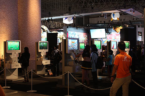 画像ギャラリー No.003のサムネイル画像 / [TGS2010]レベルファイブブースにおける，一般公開日初日の模様。「イナズマイレブン」や「二ノ国」試遊までの待ち時間はいかほどか