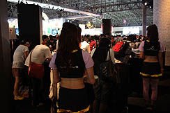 画像ギャラリー No.008のサムネイル画像 / [TGS2010]レベルファイブブースにおける，一般公開日初日の模様。「イナズマイレブン」や「二ノ国」試遊までの待ち時間はいかほどか