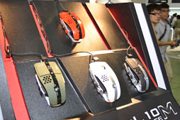 画像ギャラリー No.002のサムネイル画像 / ［COMPUTEX］Thermaltake，初のPS3＆Xbox 360対応ヘッドセットを公開。ゲーマー向けのド派手なヘッドフォンや低価格キーボードなども