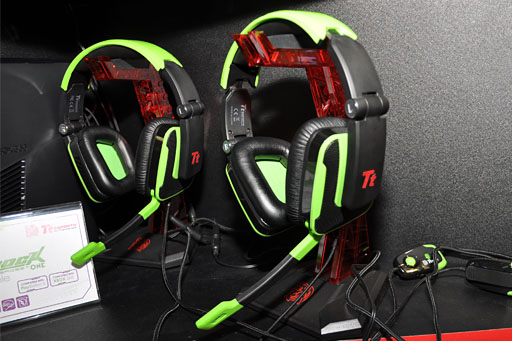 画像ギャラリー No.006のサムネイル画像 / ［COMPUTEX］Thermaltake，初のPS3＆Xbox 360対応ヘッドセットを公開。ゲーマー向けのド派手なヘッドフォンや低価格キーボードなども