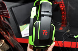 画像ギャラリー No.007のサムネイル画像 / ［COMPUTEX］Thermaltake，初のPS3＆Xbox 360対応ヘッドセットを公開。ゲーマー向けのド派手なヘッドフォンや低価格キーボードなども