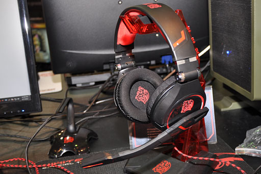 画像ギャラリー No.010のサムネイル画像 / ［COMPUTEX］Thermaltake，初のPS3＆Xbox 360対応ヘッドセットを公開。ゲーマー向けのド派手なヘッドフォンや低価格キーボードなども