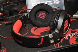 画像ギャラリー No.011のサムネイル画像 / ［COMPUTEX］Thermaltake，初のPS3＆Xbox 360対応ヘッドセットを公開。ゲーマー向けのド派手なヘッドフォンや低価格キーボードなども