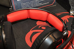 画像ギャラリー No.012のサムネイル画像 / ［COMPUTEX］Thermaltake，初のPS3＆Xbox 360対応ヘッドセットを公開。ゲーマー向けのド派手なヘッドフォンや低価格キーボードなども
