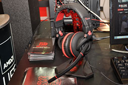 画像ギャラリー No.016のサムネイル画像 / ［COMPUTEX］Thermaltake，初のPS3＆Xbox 360対応ヘッドセットを公開。ゲーマー向けのド派手なヘッドフォンや低価格キーボードなども