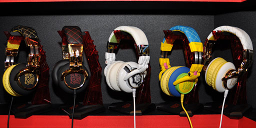 画像ギャラリー No.020のサムネイル画像 / ［COMPUTEX］Thermaltake，初のPS3＆Xbox 360対応ヘッドセットを公開。ゲーマー向けのド派手なヘッドフォンや低価格キーボードなども