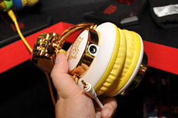 画像ギャラリー No.022のサムネイル画像 / ［COMPUTEX］Thermaltake，初のPS3＆Xbox 360対応ヘッドセットを公開。ゲーマー向けのド派手なヘッドフォンや低価格キーボードなども