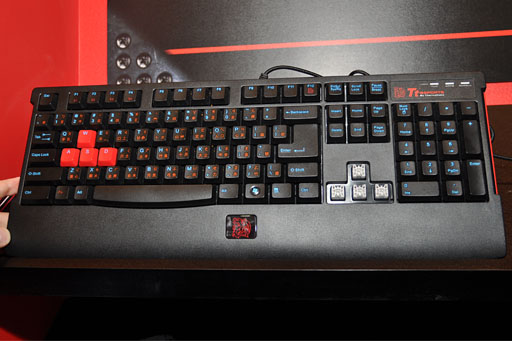 画像ギャラリー No.028のサムネイル画像 / ［COMPUTEX］Thermaltake，初のPS3＆Xbox 360対応ヘッドセットを公開。ゲーマー向けのド派手なヘッドフォンや低価格キーボードなども