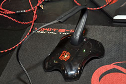 画像ギャラリー No.030のサムネイル画像 / ［COMPUTEX］Thermaltake，初のPS3＆Xbox 360対応ヘッドセットを公開。ゲーマー向けのド派手なヘッドフォンや低価格キーボードなども