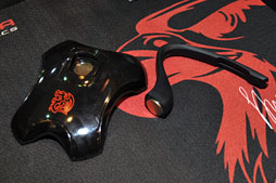 画像ギャラリー No.031のサムネイル画像 / ［COMPUTEX］Thermaltake，初のPS3＆Xbox 360対応ヘッドセットを公開。ゲーマー向けのド派手なヘッドフォンや低価格キーボードなども