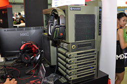 画像ギャラリー No.032のサムネイル画像 / ［COMPUTEX］Thermaltake，初のPS3＆Xbox 360対応ヘッドセットを公開。ゲーマー向けのド派手なヘッドフォンや低価格キーボードなども