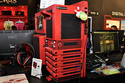 画像ギャラリー No.033のサムネイル画像 / ［COMPUTEX］Thermaltake，初のPS3＆Xbox 360対応ヘッドセットを公開。ゲーマー向けのド派手なヘッドフォンや低価格キーボードなども
