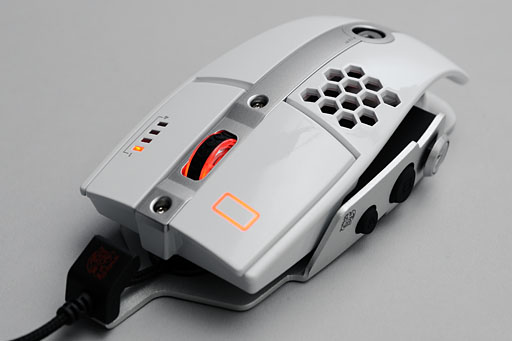 画像ギャラリー No.002のサムネイル画像 / モビルスーツっぽいかも。ThermaltakeとBMWのコラボマウス「Level 10 M」が台湾から届いたので弄ってみた 