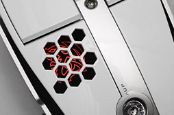 画像ギャラリー No.009のサムネイル画像 / モビルスーツっぽいかも。ThermaltakeとBMWのコラボマウス「Level 10 M」が台湾から届いたので弄ってみた 