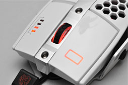 画像ギャラリー No.030のサムネイル画像 / モビルスーツっぽいかも。ThermaltakeとBMWのコラボマウス「Level 10 M」が台湾から届いたので弄ってみた 