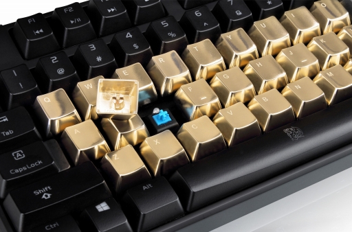 画像ギャラリー No.001のサムネイル画像 / TSUKUMO限定。Tt eSPORTSの交換用キーキャップに金色モデルが加わる
