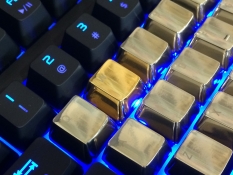 画像ギャラリー No.002のサムネイル画像 / TSUKUMO限定。Tt eSPORTSの交換用キーキャップに金色モデルが加わる