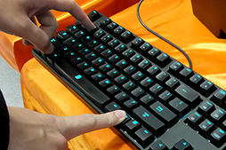 画像ギャラリー No.005のサムネイル画像 / Tt eSPORTS,フルカラーLED搭載のゲーマー向けキーボード「POSEIDON Z RGB」を国内初披露。7月発売で想定売価は1万3000円程度に