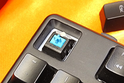 画像ギャラリー No.008のサムネイル画像 / Tt eSPORTS,フルカラーLED搭載のゲーマー向けキーボード「POSEIDON Z RGB」を国内初披露。7月発売で想定売価は1万3000円程度に
