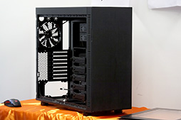 画像ギャラリー No.009のサムネイル画像 / Tt eSPORTS,フルカラーLED搭載のゲーマー向けキーボード「POSEIDON Z RGB」を国内初披露。7月発売で想定売価は1万3000円程度に