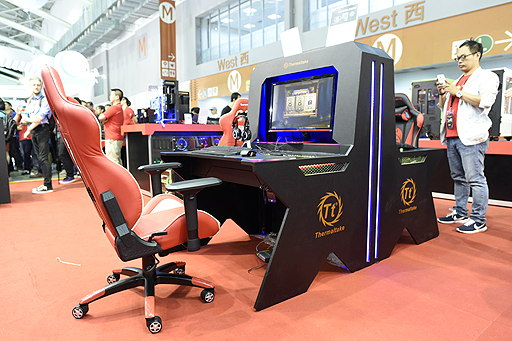 画像ギャラリー No.002のサムネイル画像 / ［COMPUTEX］Tt eSPORTSはどこへ行く？ 巨大なゲーム用デスクとチェアを堂々展示