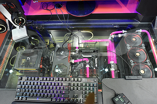 画像ギャラリー No.004のサムネイル画像 / ［COMPUTEX］Tt eSPORTSはどこへ行く？ 巨大なゲーム用デスクとチェアを堂々展示