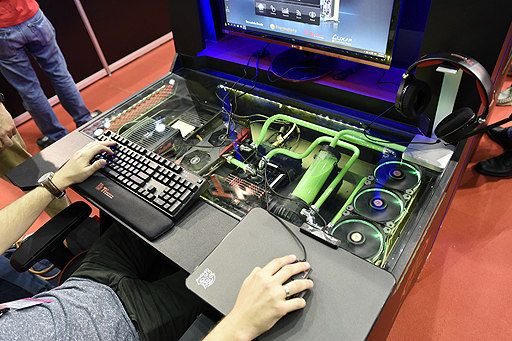 画像ギャラリー No.005のサムネイル画像 / ［COMPUTEX］Tt eSPORTSはどこへ行く？ 巨大なゲーム用デスクとチェアを堂々展示