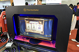 画像ギャラリー No.006のサムネイル画像 / ［COMPUTEX］Tt eSPORTSはどこへ行く？ 巨大なゲーム用デスクとチェアを堂々展示