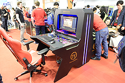 画像ギャラリー No.009のサムネイル画像 / ［COMPUTEX］Tt eSPORTSはどこへ行く？ 巨大なゲーム用デスクとチェアを堂々展示