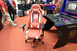 画像ギャラリー No.010のサムネイル画像 / ［COMPUTEX］Tt eSPORTSはどこへ行く？ 巨大なゲーム用デスクとチェアを堂々展示