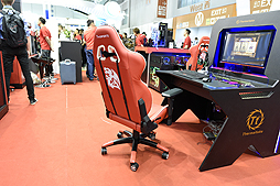 画像ギャラリー No.011のサムネイル画像 / ［COMPUTEX］Tt eSPORTSはどこへ行く？ 巨大なゲーム用デスクとチェアを堂々展示