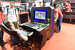 画像ギャラリー No.012のサムネイル画像 / ［COMPUTEX］Tt eSPORTSはどこへ行く？ 巨大なゲーム用デスクとチェアを堂々展示