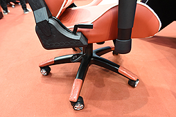 画像ギャラリー No.013のサムネイル画像 / ［COMPUTEX］Tt eSPORTSはどこへ行く？ 巨大なゲーム用デスクとチェアを堂々展示
