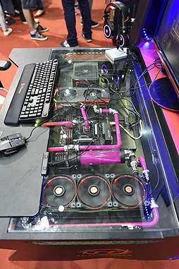 画像ギャラリー No.014のサムネイル画像 / ［COMPUTEX］Tt eSPORTSはどこへ行く？ 巨大なゲーム用デスクとチェアを堂々展示