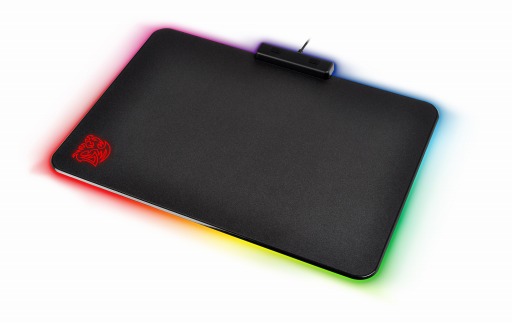 画像ギャラリー No.001のサムネイル画像 / Tt eSPORTSの「LEDで光るゲーマー向けマウスパッド」が税込5400円弱で発売